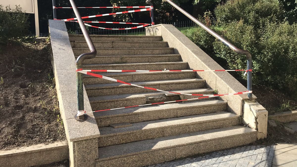 Nejfrekventovanější schody v Česku jsou rozbité. Na opravu čekají od jara